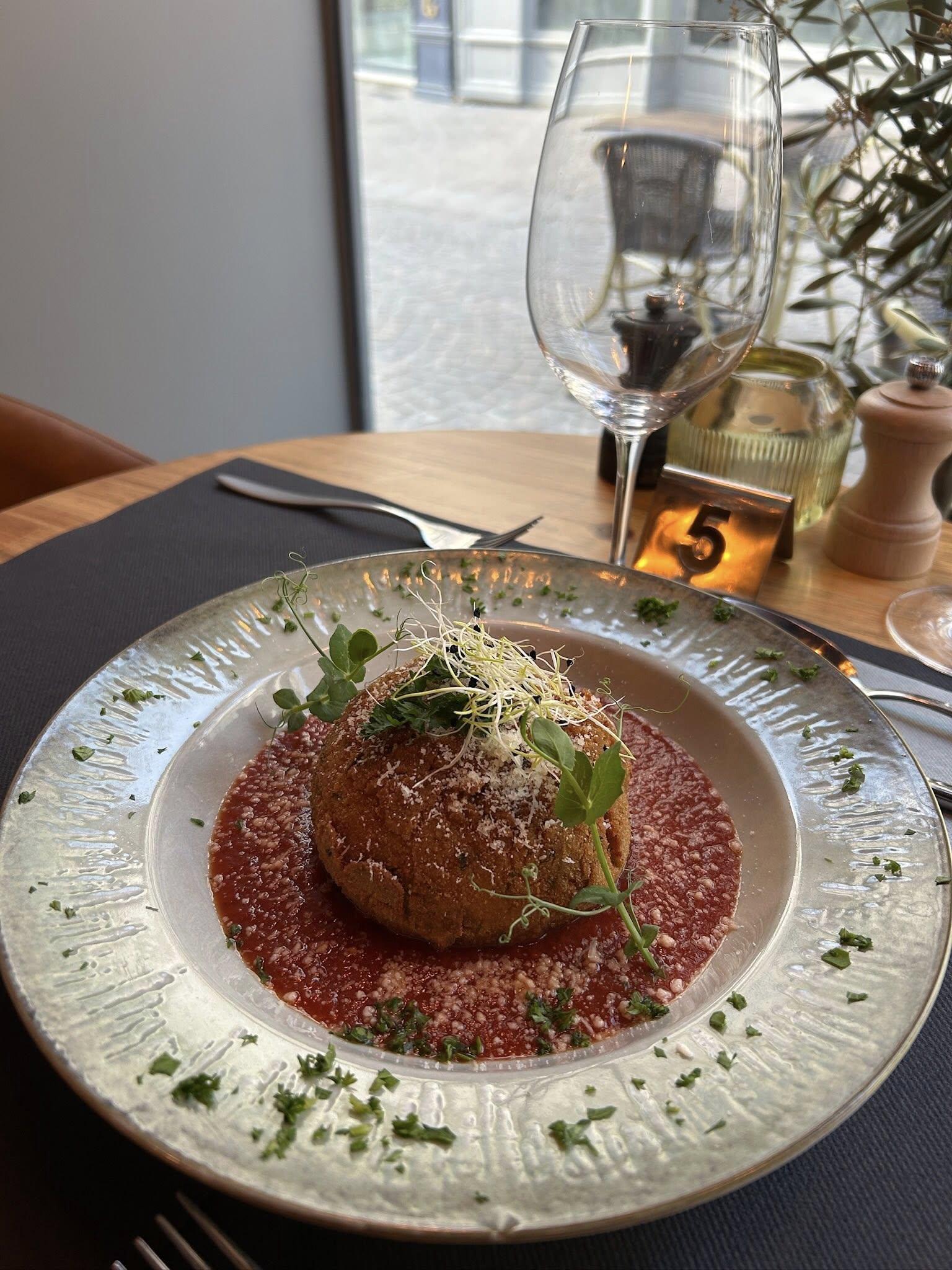 Entrée et mise en place table restaurant italien Cognac